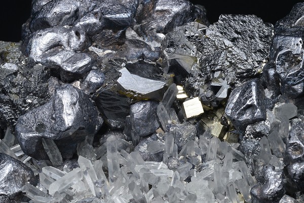 Twinned Galena, Sphalerite, Quartz, Pyrite