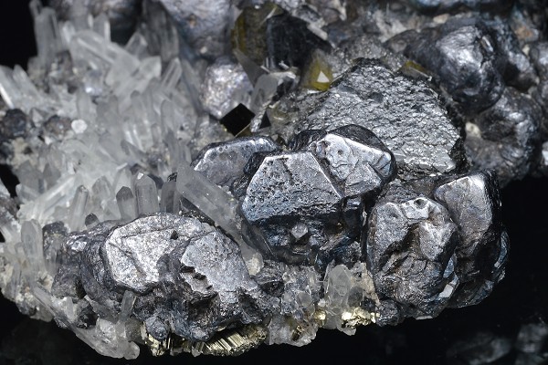 Twinned Galena, Sphalerite, Quartz, Pyrite