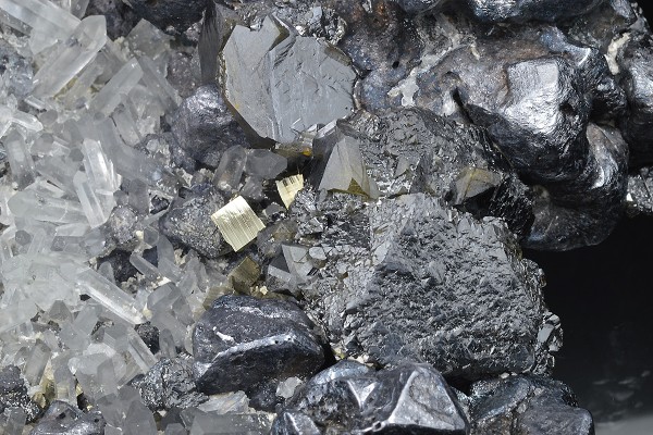 Twinned Galena, Sphalerite, Quartz, Pyrite