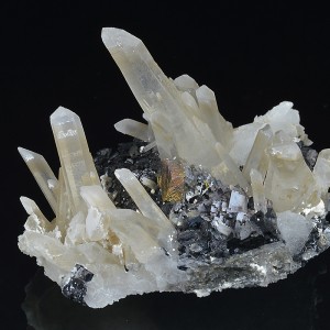 Sphalerite on Quartz, iridescent Chalcopyrite