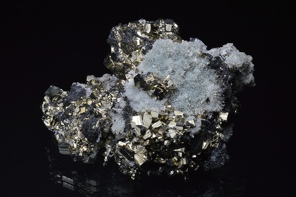 Pyrite, Quartz, Sphalerite, Calcite
