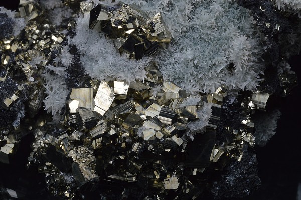 Pyrite, Quartz, Sphalerite, Calcite