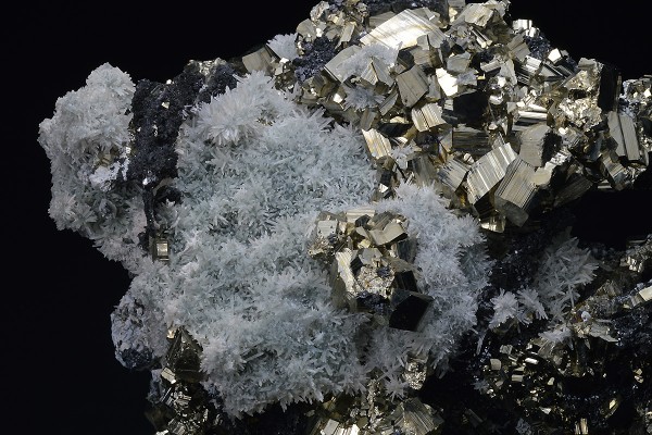 Pyrite, Quartz, Sphalerite, Calcite