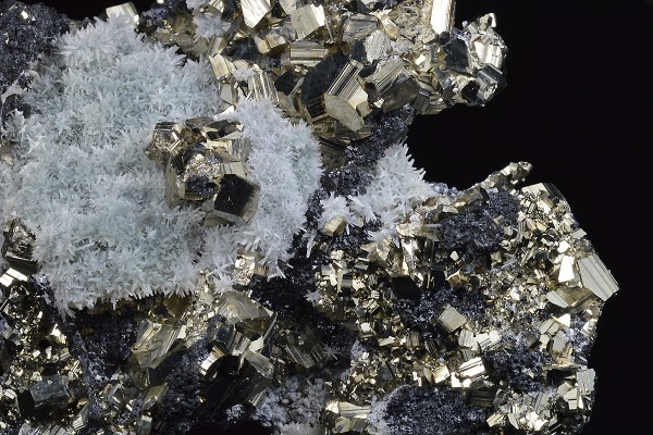 Pyrite, Quartz, Sphalerite, Calcite