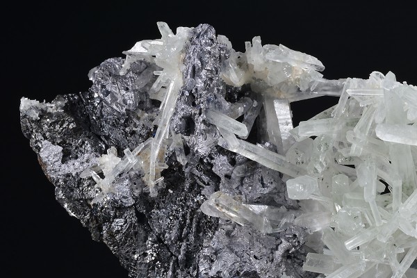 Thin Galena plates on Sphalerite, Quartz