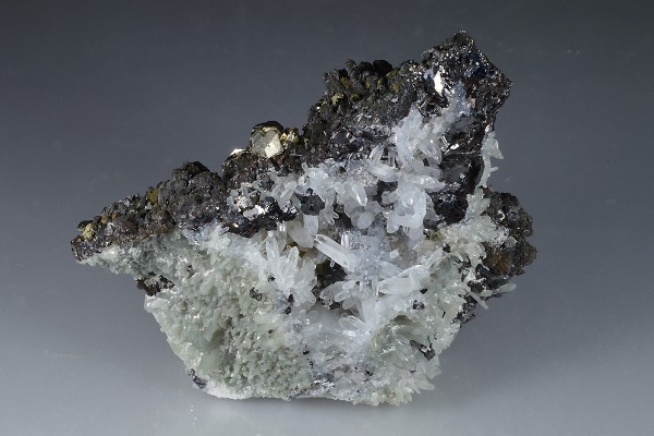 Pyrite, Sphalerite, Chalcopyrite on Quartz
