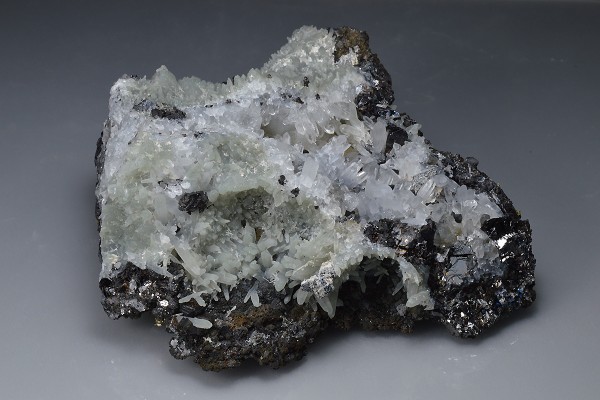 Pyrite, Sphalerite, Chalcopyrite on Quartz