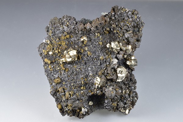 Pyrite, Sphalerite, Chalcopyrite on Quartz