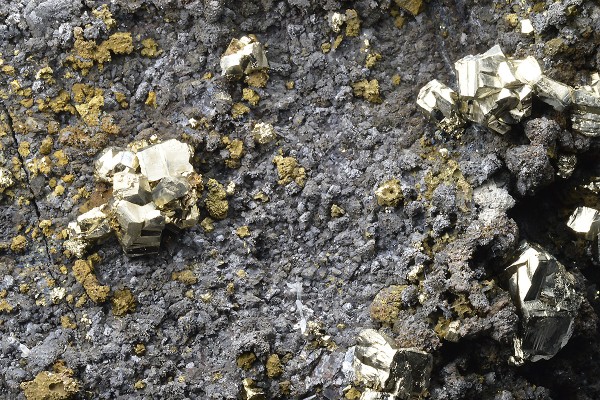 Pyrite, Sphalerite, Chalcopyrite on Quartz