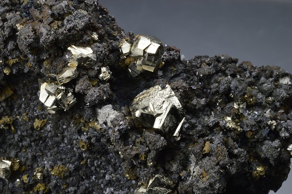 Pyrite, Sphalerite, Chalcopyrite on Quartz