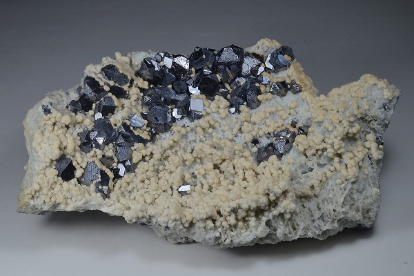 Twinned and truncated Galena on Quartz and Siderite