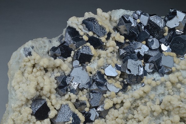 Twinned and truncated Galena on Quartz and Siderite