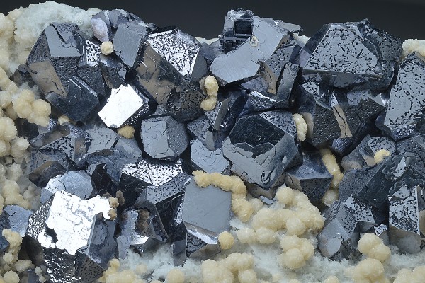 Twinned and truncated Galena on Quartz and Siderite