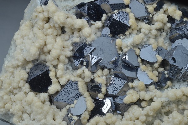Twinned and truncated Galena on Quartz and Siderite