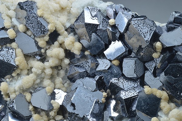 Twinned and truncated Galena on Quartz and Siderite