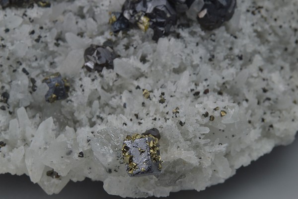 Cleiophane, Galena, Quartz, Chalcopyrite