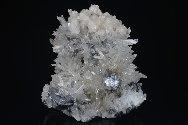 Spinel law twin Galena on Quartz, Calcite