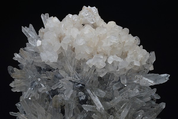Spinel law twin Galena on Quartz, Calcite