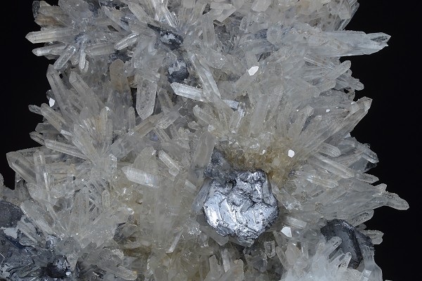 Spinel law twin Galena on Quartz, Calcite