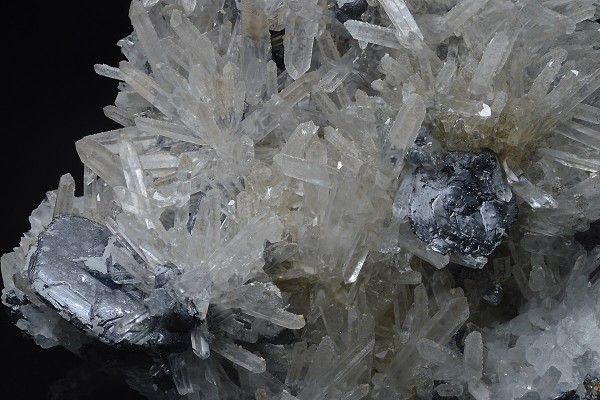 Spinel law twin Galena on Quartz, Calcite