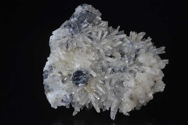 Spinel law twin Galena on Quartz, Calcite