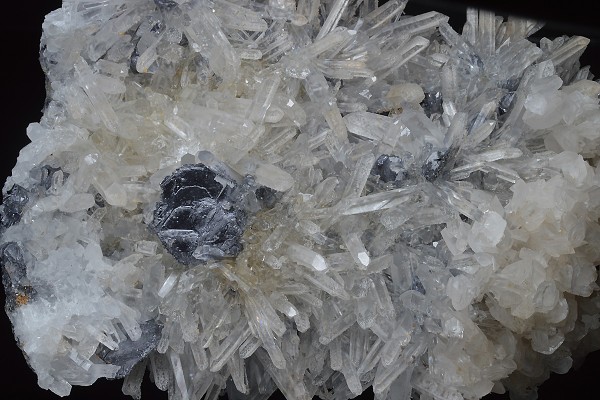 Spinel law twin Galena on Quartz, Calcite