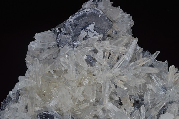 Spinel law twin Galena on Quartz, Calcite