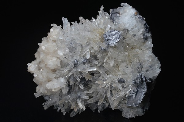 Spinel law twin Galena on Quartz, Calcite