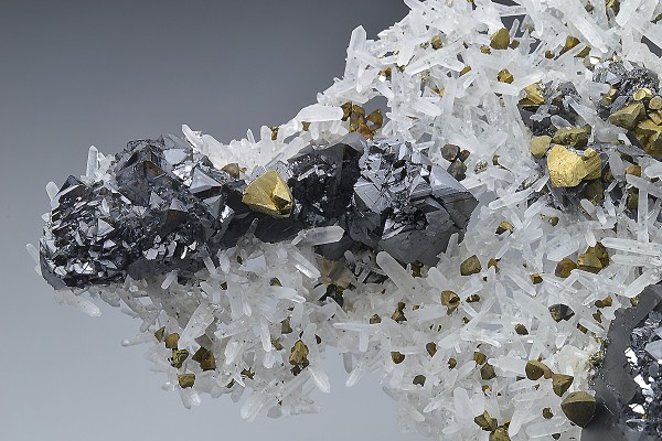 Chalcopyrite and Sphalerite on Quartz