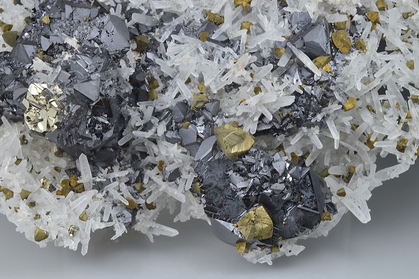 Chalcopyrite and Sphalerite on Quartz