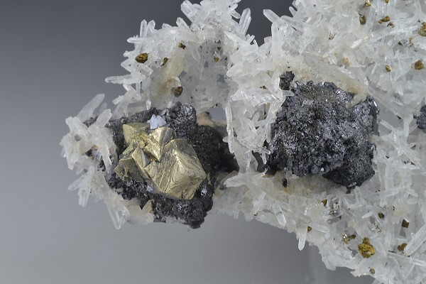 Chalcopyrite and Sphalerite on Quartz