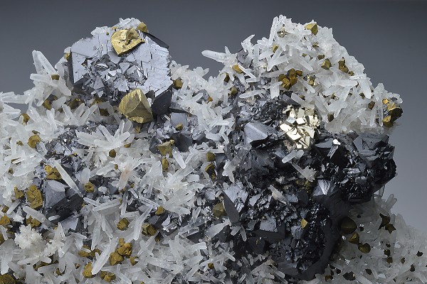 Chalcopyrite and Sphalerite on Quartz