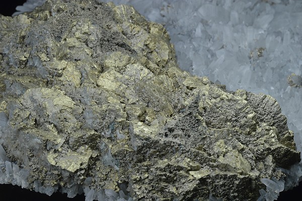 Chalcopyrite on Quartz