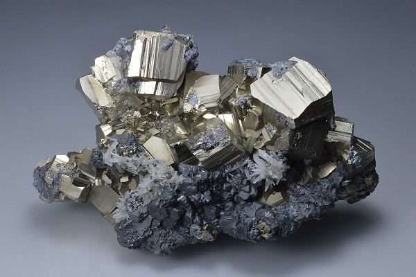 Pyrite, Sphalerite, Chalcopyrite, Quartz - floater