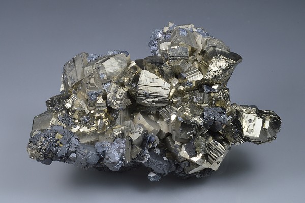 Pyrite, Sphalerite, Chalcopyrite, Quartz - floater
