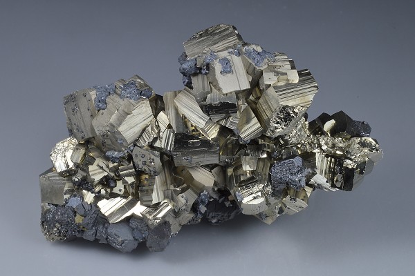 Pyrite, Sphalerite, Chalcopyrite, Quartz - floater