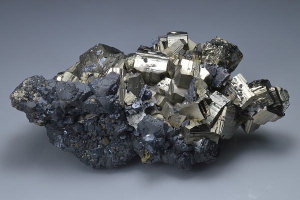 Pyrite, Sphalerite, Chalcopyrite, Quartz - floater