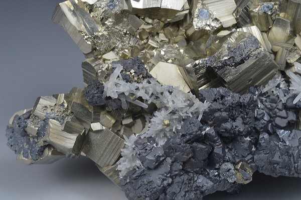 Pyrite, Sphalerite, Chalcopyrite, Quartz - floater