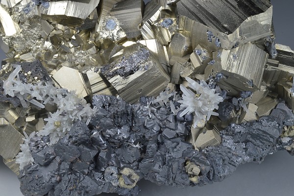 Pyrite, Sphalerite, Chalcopyrite, Quartz - floater