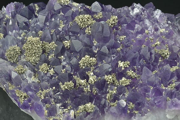 Quartz var.Amethyst, Chalcopyrite