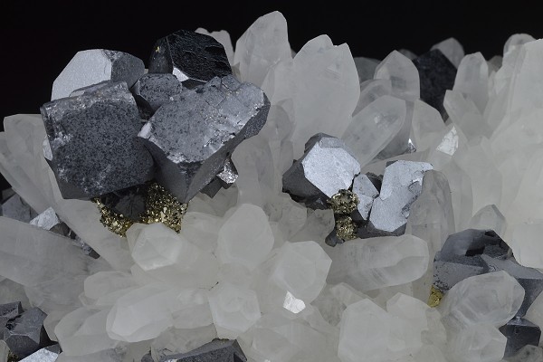 Quartz, Galena, Chalcopyrite, Sphalerite, Pyrite