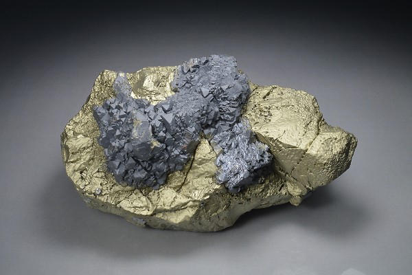 gem Sphalerite var.Cleiophane on Chalcopyrite