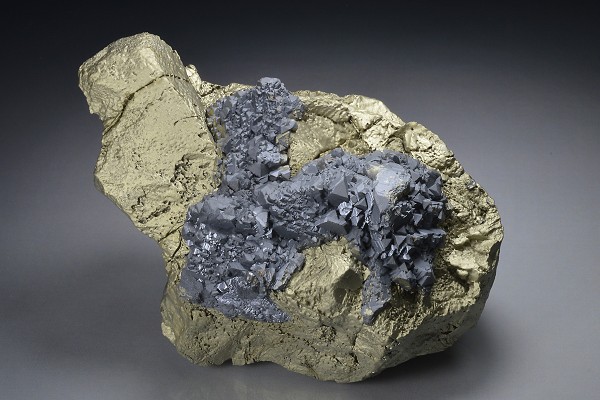 gem Sphalerite var.Cleiophane on Chalcopyrite