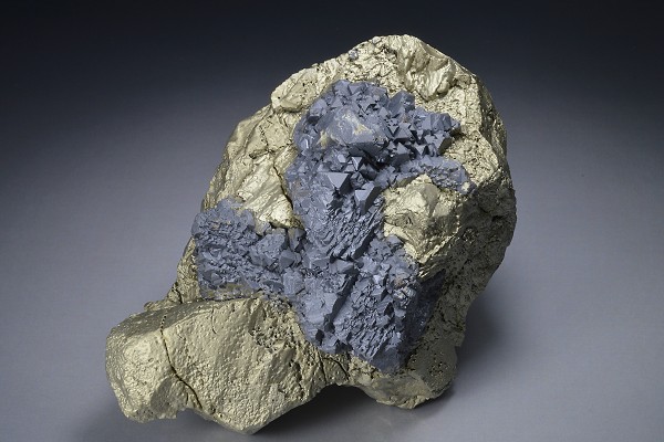 gem Sphalerite var.Cleiophane on Chalcopyrite