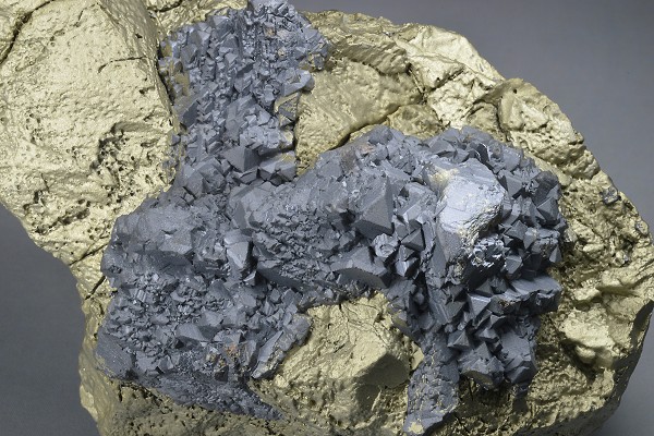 gem Sphalerite var.Cleiophane on Chalcopyrite
