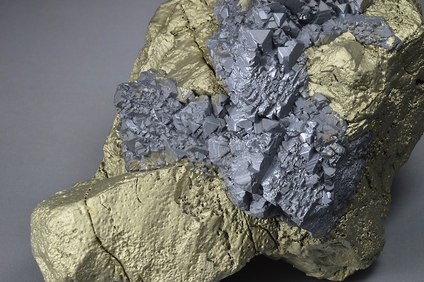 gem Sphalerite var.Cleiophane on Chalcopyrite