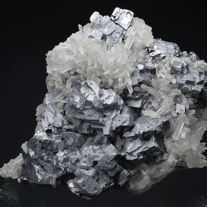 twinned Galena on Quartz