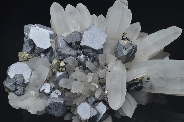 Quartz, Galena, Pyrite, Chalcopyrite, Siderite