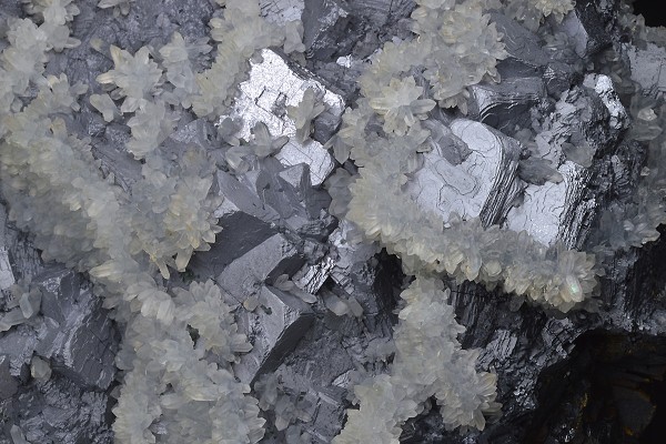 Japan law twin Quartz on twinned Galena, Calcite