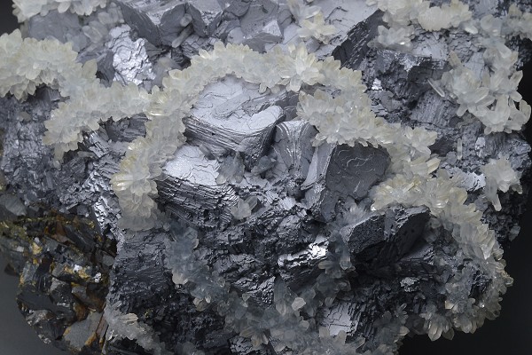 Japan law twin Quartz on twinned Galena, Calcite